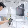 Bác sỹ sử dụng hệ thống được tích hợp các công nghệ trí tuệ nhân tạo (AI), hỗ trợ tái tạo hình ảnh, lập bản đồ mạch máu, giúp xác định chính xác vị trí tổn thương, lựa chọn phương án điều trị tối ưu và nâng cao hiệu quả can thiệp cho người bệnh. (Ảnh: Minh Quyết/TTXVN)