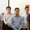 Các bị cáo nhận hối lộ rồi nhận bản án tại toà. (Nguồn: Báo Lao Động)
