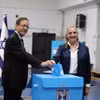Tổng thống Israel Isaac Herzog và phu nhân Michal Herzog bỏ phiếu tại điểm bỏ phiếu đặt ở Trường Tiểu học Paula Ben-Gurion ở Jerusalem. Ảnh: TTXVN phát