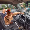 Lực lượng Cảnh sát giao thông kiểm tra thiết bị giám sát hành trình lắp trên phương tiện kinh doanh vận tải. (Ảnh: Trung Nguyên/TTXVN)