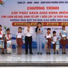 Ủy viên Trung ương Đảng, Phó Bí thư Thường trực Thành ủy, Chủ tịch HĐND thành phố Đông Nai Tôn Ngọc Hạnh và lãnh đạo phường Đồng Xoài tặng quà và sách giáo khoa cho học sinh có hoàn cảnh khó khăn. (Ảnh: Nhật Bình/TTXVN)