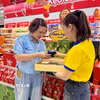 Thị trường bánh trung thu tại Thành phố Hồ Chí Minh đa dạng về mẫu mã, giá cả, chất lượng đảm bảo để hút người tiêu dùng. (Ảnh: Hương Giang/TTXVN)