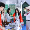 Các đại biểu tham quan gian hàng. (Ảnh: Văn Đức/TTXVN)