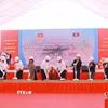 Các đại biểu thực hiện Lễ khởi công Dự án xây dựng Bệnh viện Hữu nghị Đà Nẵng-Xekong. (Ảnh: Xuân Tú/TTXVN)