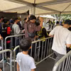 Kiểm soát vé bảo đảm CĐV không mang theo vật nguy hiểm. (Ảnh: Đỗ Quyên/TTXVN)