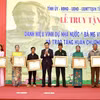 Bí thư Tỉnh ủy Quảng Trị Nguyễn Long Hải thừa ủy quyền Chủ tịch nước truy tặng danh hiệu "Bà Mẹ Việt Nam Anh hùng" cho gia đình các mẹ. (Ảnh: Nguyên LinH/TTXVN)