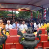 Các đại biểu dâng hương tưởng niệm Anh hùng dân tộc, Danh nhân văn hóa thế giới Nguyễn Trãi. (Ảnh: Mạnh Tú/TTXVN)