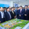 Thủ tướng và các đại biểu thăm các gian trưng bày sản phẩm Đổi mới sáng tạo tại Ngày hội Đổi mới sáng tạo Việt Nam năm 2024. (Ảnh: Báo điện tử Chính phủ).