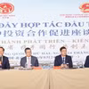 Lãnh đạo tỉnh Bắc Ninh và Đại sứ quán Việt Nam tại Trung Quốc trả lời câu hỏi kiến nghị của các doanh nghiệp Trung Quốc. (Ảnh: Công Tuyên/TTXVN) 
