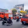 Lực lượng chức năng tiến hành khám nghiệm hiện trường vụ cháy. (Ảnh: TTXVN)