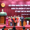 Thường trực HĐND tỉnh tặng hoa chúc mừng các đồng chí nhận nhiệm vụ, chức danh mới.(Nguồn: Báo Quảng Ninh)