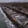 Những ngôi nhà bên bờ biển gần North Beach ở San Clemente, California, ngày 18/9. (Ảnh: AP)