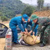 Di dời quả bom mang đi hủy nổ. (Ảnh: TTXVN phát)