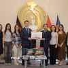 Đoàn công tác NXBGDVN tặng sách cho Đại sứ quán và đại diện cộng đồng Việt Nam tại Đức. (Ảnh: Thu Hằng/TTXVN)