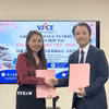 Đại diện VJCE và đại diện Trường tiếng Nhật Aoyama trao thỏa thuận ký kết. (Ảnh: Nguyễn Tuyến/TTXVN)