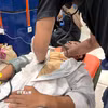 Chăm sóc y tế cho hành khách được giải cứu sau vụ chìm tàu trên biển Java, Indonesia ngày 13/9/2026. (Ảnh: THX/TTXVN phát)