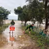 Công an xã Bến Hải (Quảng Trị) lập rào chắn chốt chặn tại các tuyến đường nước ngập sâu. (Ảnh: TTXVN phát)