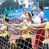 Giao lưu Hát đối trên sông biên giới Bắc Luân giữa thanh niên Móng Cái (Việt Nam) và thanh niên Đông Hưng (Trung Quốc) năm 2025. (Ảnh: TTXVN phát)
