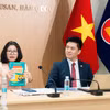 Tổng Lãnh sự Đoàn Phương Lan và ông Nguyễn Duy Anh, Hiệu trưởng học viện Nhật ngữ GAG, Nhật Bản, Ủy viên ủy ban trung ương MTTQ Việt Nam, Tổng thư kí mạng lưới giảng dạy tiếng Việt và văn hóa Việt Nam toàn cầu, tại buổi tọa đàm. (Ảnh: Đức Thắng/TTXVN)