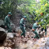 Cán bộ, chiến sỹ Đồn Biên phòng Cửa khẩu Quốc tế Cha Lo tuần tra kiểm soát, đẩy lùi tội phạm ma túy. (Ảnh: Tá Chuyên/TTXVN)