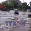 Người dân Hà Nội lại chật vật giữa “biển nước” 
