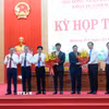Lãnh đạo UBND tỉnh Quảng Trị tặng hoa chúc mừng ông Lê Hồng Vinh (thứ 5 từ trái sang) giữ chức Thứ trưởng Bộ Xây dưng. (Ảnh: Tá Chuyên/TTXVN)