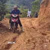 Người dân xã Bản Máy vất vả di chuyển trên những tuyến đường lầy lội, xuống cấp. (Ảnh: TTXVN phát)