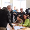 Cử tri Bulgaria bỏ phiếu trong cuộc bầu cử Tổng thống tại điểm bầu cử ở Sofia ngày 25/10/2026. Ảnh: THX/TTXVN phát