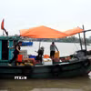 Người dân khu vực bến Chanh, phường Quảng Yên khẩn trương vận chuyển hải sản lên bờ tránh trú bão số 4. (Ảnh: Đức Hiếu/TTXVN)