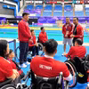 Trưởng đoàn TTNKT Việt Nam tham dự Asian Para Games 5 Nguyễn Trọng Hổ (đứng bên phải) động viên các vận động viên. (Ảnh: Đoàn TTNKT Việt Nam)