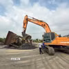Đội Cảnh sát giao thông đường thủy số 1 phối hợp UBND xã Liên Minh tổ chức rào chắn, ngừng cung cấp điện, nước đối với hai bến vật liệu xây dựng không phép tại Km212+400 và Km213+950 bờ phải sông Hồng. (Ảnh: TTXVN phát)