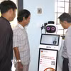 Robot AI trở thành “trợ thủ” đắc lực hỗ trợ thủ tục hành chính, giảm tải cho cán bộ tại Lâm Đồng. (Ảnh: Hồng Hiếu /TTXVN)
