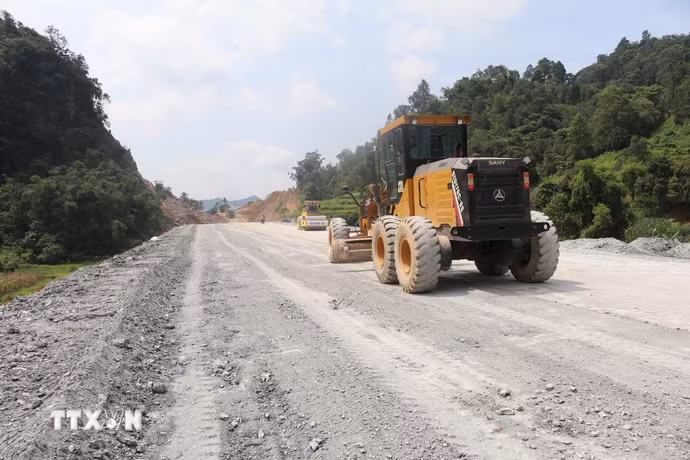 Các đơn vị huy động máy móc đẩy nhanh tiến độ dự án cao tốc Đồng Đăng-Trà Lĩnh. (Ảnh: Chu Hiệu/TTXVN)