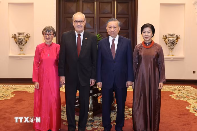 Tổng Bí thư, Chủ tịch nước Tô Lâm và Phu nhân Ngô Phương Ly cùng Tổng thống Thụy Sĩ Guy Parmelin và Phu nhân Caroline Parmelin chụp ảnh chung. (Ảnh: Thống Nhất/TTXVN)