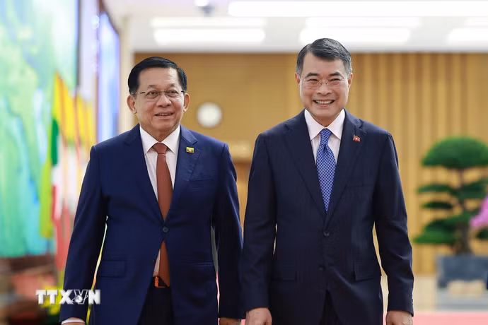 Thủ tướng Lê Minh Hưng đón Tổng thống nước Cộng hòa Liên bang Myanmar Min Aung Hlaing. (Ảnh: Dương Giang/TTXVN)