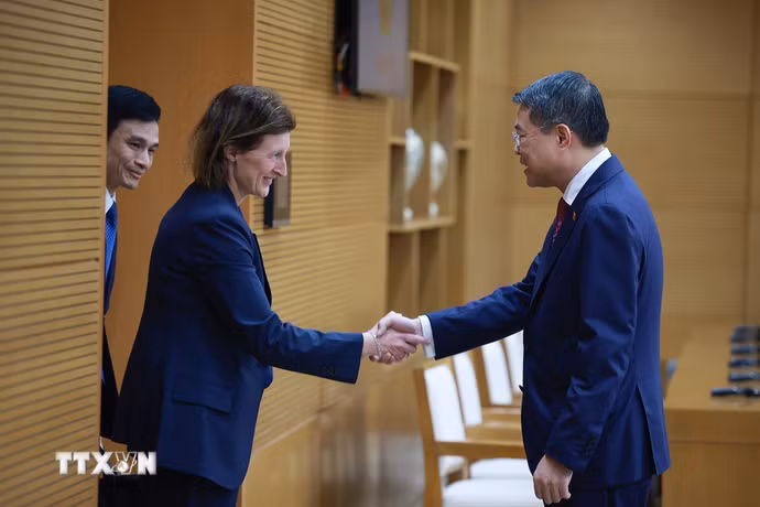 Thủ tướng Lê Minh Hưng tiếp bà Fiona Bassett, Tổng Giám đốc Điều hành FTSE Russell. (Ảnh: Dương Giang/TTXVN)