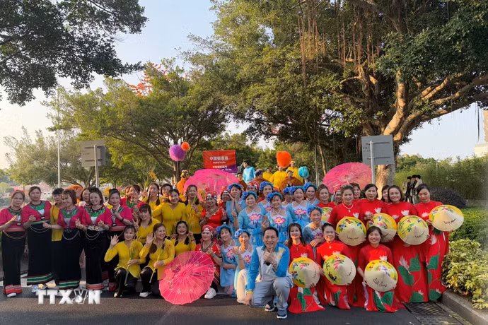 Hiệp hội người Việt Nam ở nước ngoài tại Macau (Trung Quốc) tham dự cuộc diễu hành quốc tế Macau. (Ảnh: Xuân Vịnh/TTXVN)
