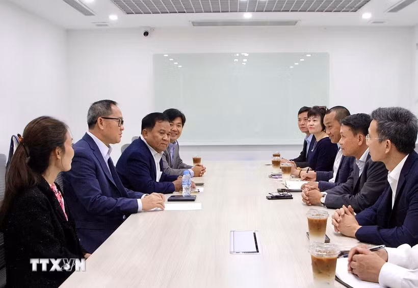 Đoàn đại biểu Hội Nhà báo Việt Nam gặp, làm việc với Ban lãnh đạo Câu lạc bộ các nhà báo Campuchia (CCJ). (Ảnh: Quang Anh/TTXVN)