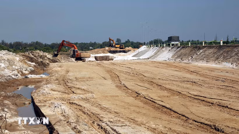 Nhộn nhịp thi công trên công trường dự án hoàn thiện đường ven biển 129-Võ Chí Công ở thành phố Đà Nẵng. (Ảnh: Đỗ Trưởng/TTXVN)