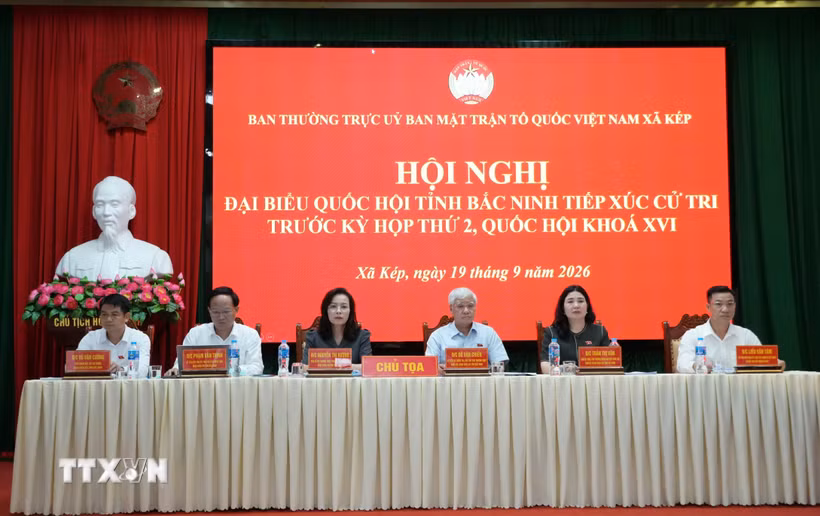 Phó Chủ tịch Thường trực Quốc hội Đỗ Văn Chiến và các đồng chí chủ trì buổi tiếp xúc cử tri. (Ảnh: Đồng Thúy/TTXVN)