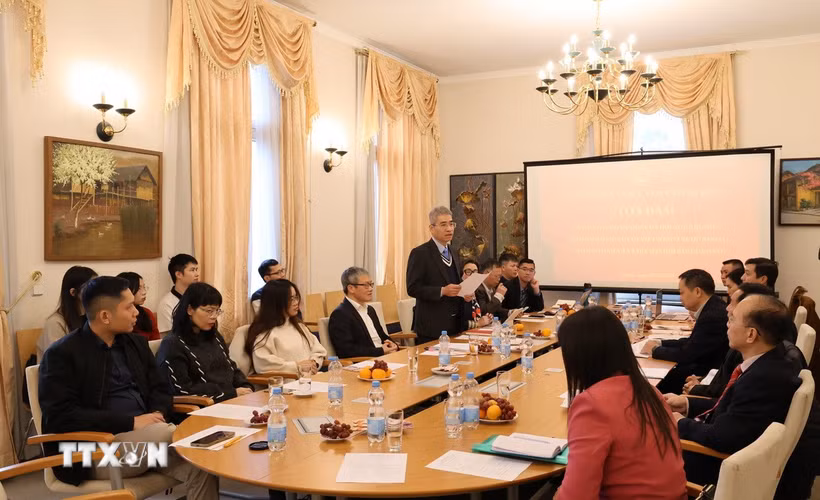 Đại sứ Nguyễn Đắc Thành chủ trì Toạ đàm. (Ảnh: Thu Hằng/TTXVN)