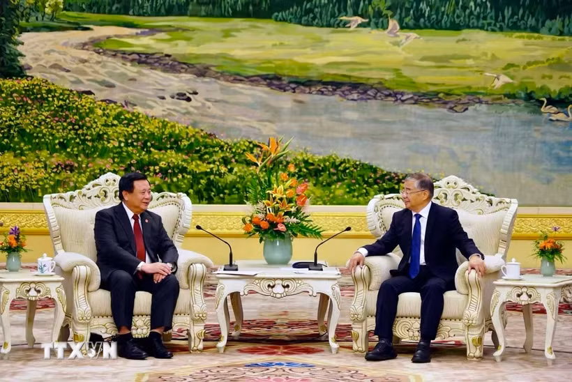 Đồng chí Nguyễn Xuân Thắng, Chủ tịch Hội đồng Lý luận Trung ương, Phó Trưởng Ban Chỉ đạo tổng kết 100 năm Đảng lãnh đạo cách mạng Việt Nam hội kiến đồng chí Lý Thư Lỗi, Ủy viên Bộ Chính trị, Bí thư Ban Bí thư, Trưởng Ban Tuyên truyền Trung ương Đảng Cộng sản Trung Quốc. (Ảnh: Quang Hưng/TTXVN)