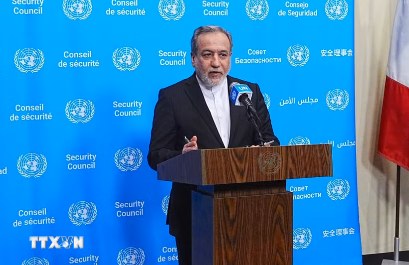 Ngoại trưởng Iran Seyed Abbas Araghchi phát biểu trong cuộc họp báo bên ngoài phòng họp của Hội đồng Bảo an LHQ ở New York, Mỹ, ngày 25/9/2026. (Ảnh: AA/TTXVN phát)