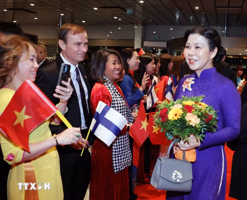 Cộng đồng người Việt Nam tại Phần Lan đón Tổng Bí thư Tô Lâm và Phu nhân. (Ảnh: Thống Nhất/TTXVN)