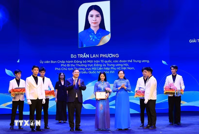 Phó Thủ tướng Thường trực Phạm Gia Túc và Chủ tịch Hội Liên hiệp Phụ nữ Việt Nam Lê Thị Thủy trao Giải thưởng Nguyễn Thị Định lần thứ hai cho các cá nhân. (Ảnh: Tuấn Anh/TTXVN)