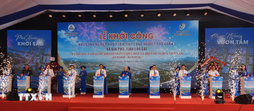 Các đại biểu bấm nút khởi công Dự án. (Ảnh: Tuấn Khôi/TTXVN)