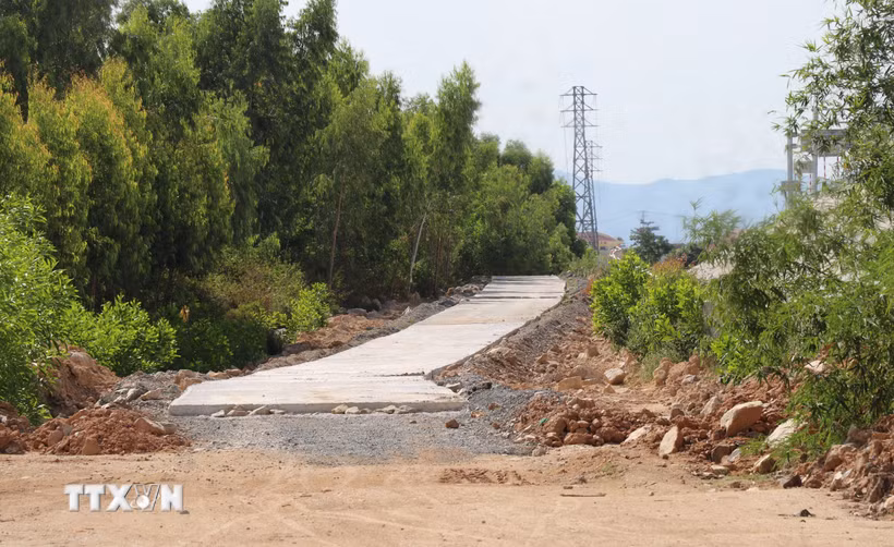 Một đoạn đường gom dân sinh thuộc Dự án cao tốc Chí Thạnh-Vân Phong chưa hoàn thành. (Ảnh: Tường Quân/TTXVN)