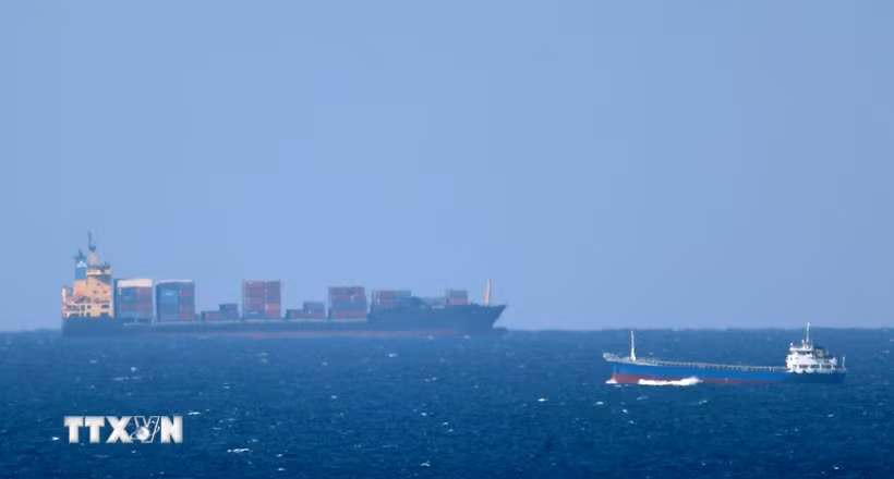 Tàu chở hàng hướng vào eo biển Hormuz. (Ảnh: AFP/TTXVN)