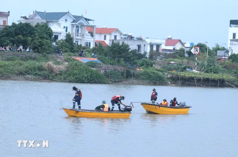 Đội Cứu hộ 116 phối hợp với lực lượng chức năng sử dụng ca nô để tìm kiếm các nạn nhân tại khu vực chân cầu Bo, phường Trà Lý, tỉnh Hưng Yên. (Ảnh: Đinh Văn Nhiều/TTXVN)