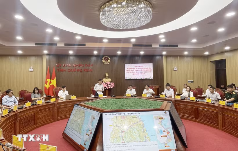 Phó Chủ tịch Ủy ban Kinh tế và Tài chính của Quốc hội Nguyễn Minh Sơn phát biểu tại buổi làm việc. (Ảnh: Phạm Cường/TTXVN)